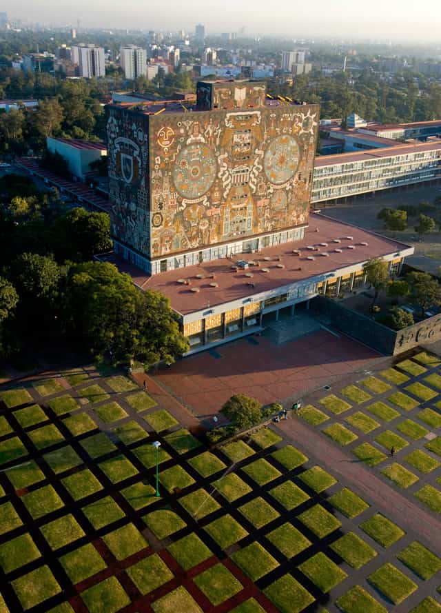 Vista aérea de la Biblioteca Central de Ciudad Universitaria, con el mural de Juan O'Gorman.